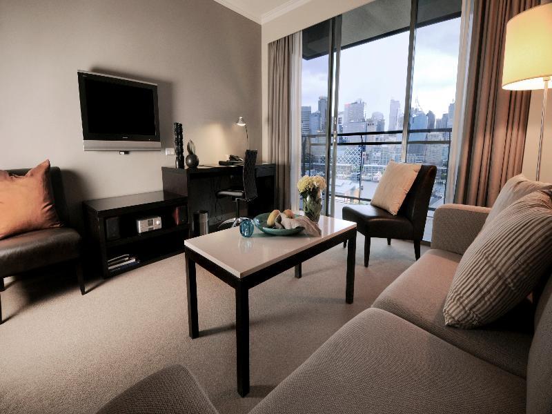 悉尼星辰大酒店和公寓 外观 照片 A living room in a serviced apartment in Singapore
